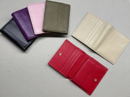 Portafogli in pelle italiana multicolore da donna, eleganti accessori su sfondo grigio