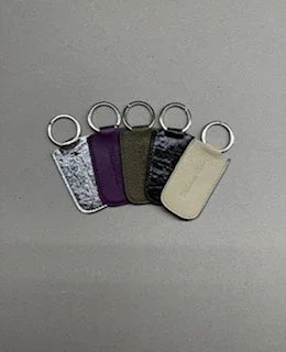 Portachiavi in vera pelle italiana in diversi colori su sfondo grigio
